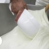 Le tradizionali fasi di produzione della mozzarella di bufala: la cagliata