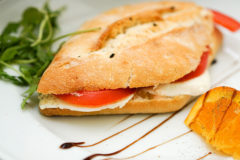 Il classico panino con la mozzarella: il panino con l'insalata caprese