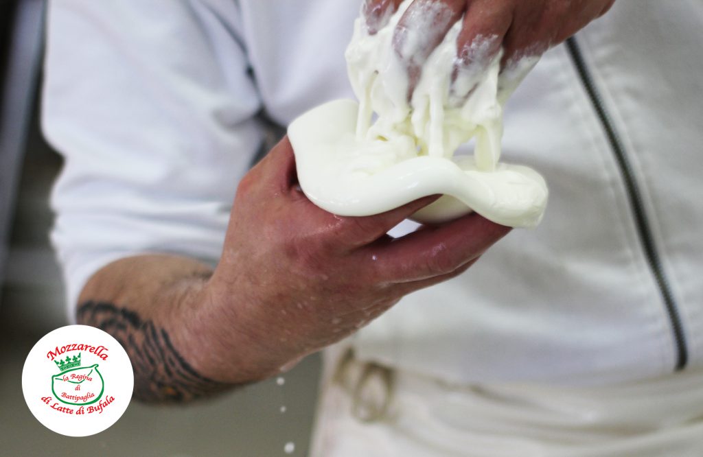 preparazione-burrata-di-bufala-stracciatella-panna