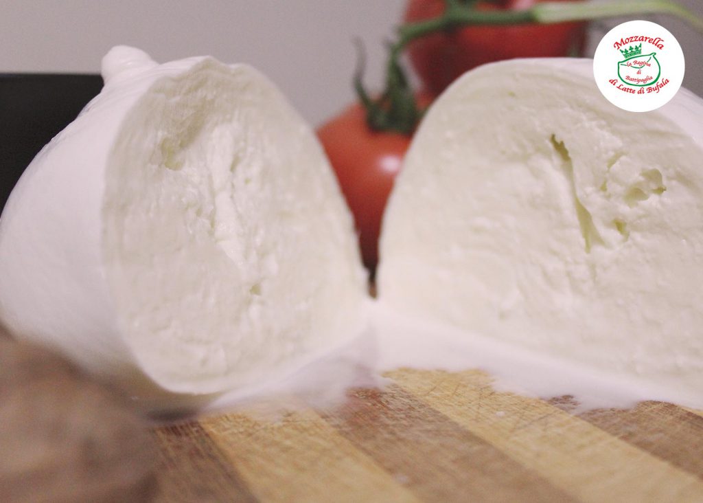 Cosa c'è nella mozzarella di bufala? Solo quattro ingredienti e tradizione, esperienza e passione