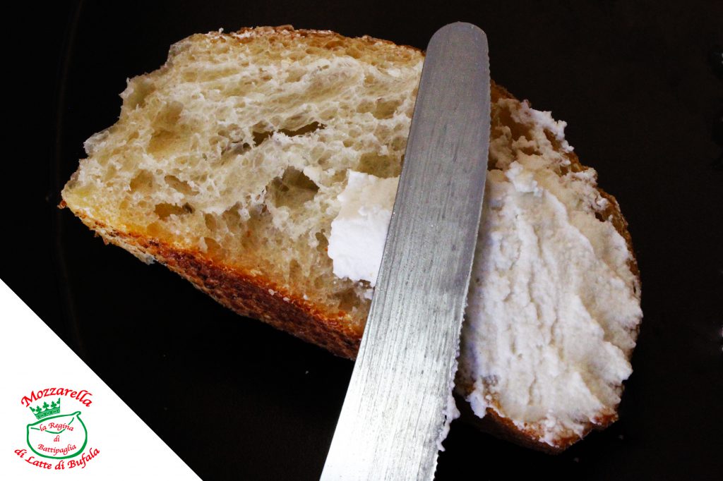 idea-merenda-ricotta-di-bufala-spalmata-pane